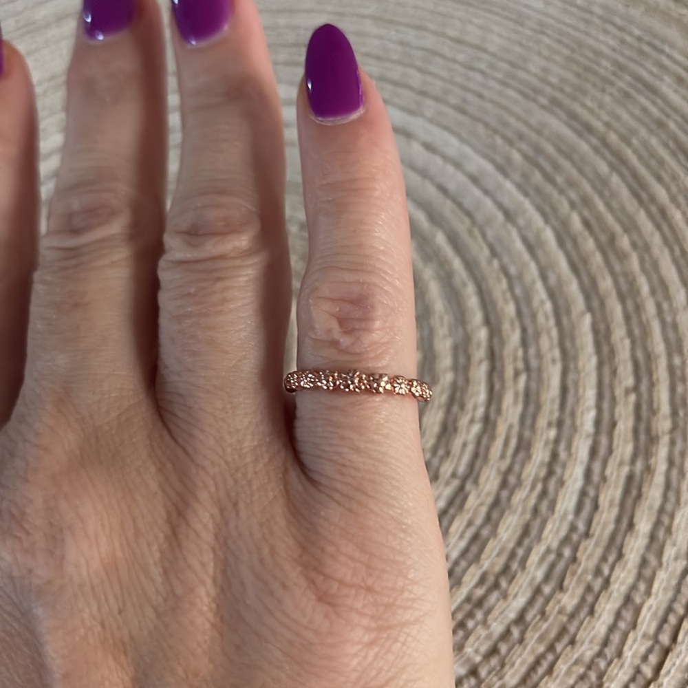 Pura Vida Rose Gold Flordal Stacking Ring
NWT
Size 6 - Picture 4 of 4